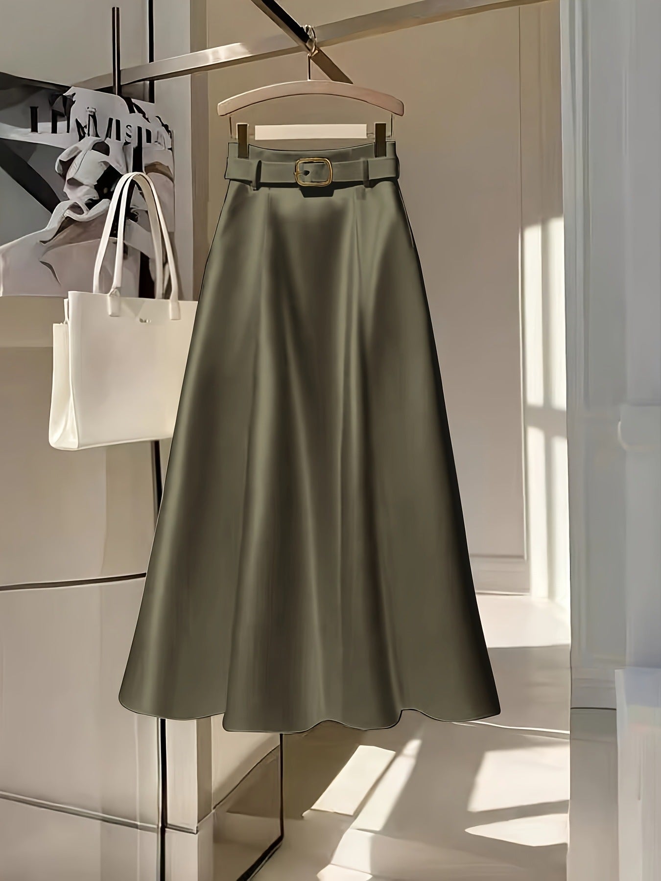 Falda Elegante Satinada Línea A